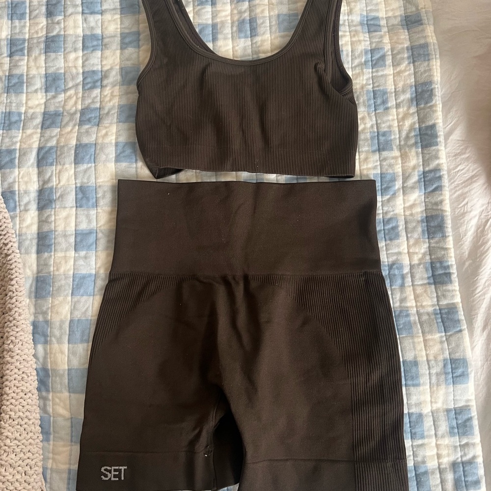 Set active chocolate brown Ribbed Sports Bra and biker shorts Set - Picture 2 of 3